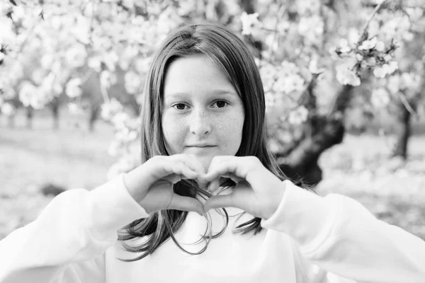 Detailní Portrét Dospívající Dívka Chůze Venkově Květ Park Dne — Stock fotografie