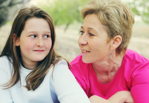 Madre Figlia Felici Che Camminano Nel Parco Fiorito Primaverile Giorno — Foto Stock