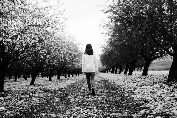 Belleza Adolescente Caminando Parque Rural Flores Durante Día Vista Trasera — Foto de Stock