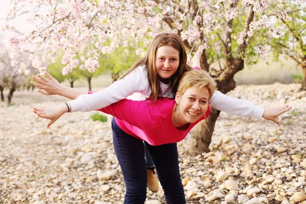 Glückliche Mutter Und Tochter Spazieren Tagsüber Frühlingsblühenden Park — Stockfoto
