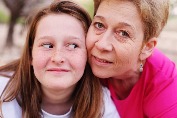 Happy Mother Daughter Walking Spring Blossoming Park Daytime — Stock Photo, Image