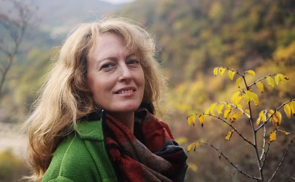 Retrato Una Hermosa Mujer Mediana Edad Caminando Las Montañas Otoño — Foto de Stock