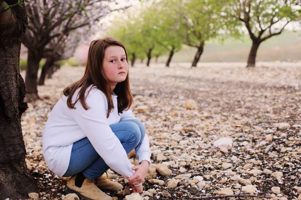 Närbild Porträtt Tonåring Flicka Landsbygden Blossom Park Dagtid — Stockfoto