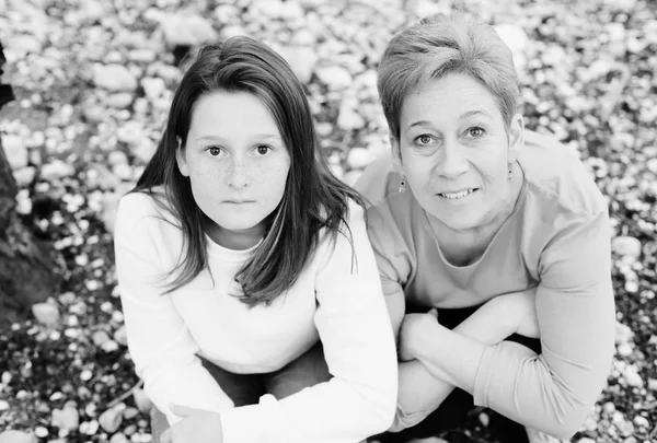 Feliz Madre Hija Caminando Parque Flores Primavera Durante Día —  Fotos de Stock