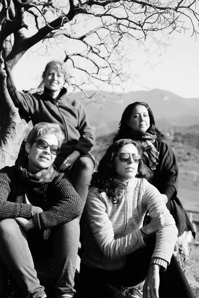 Retrato Livre Mulheres Felizes Meia Idade Viajando Juntas Montanhas Durante — Fotografia de Stock