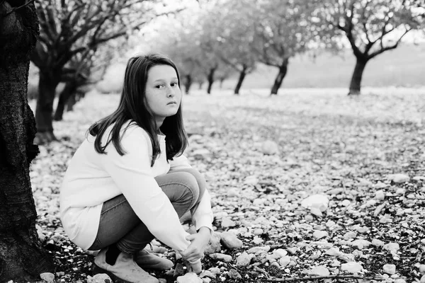 Detailní Portrét Dospívající Dívka Chůze Venkově Květ Park Dne — Stock fotografie