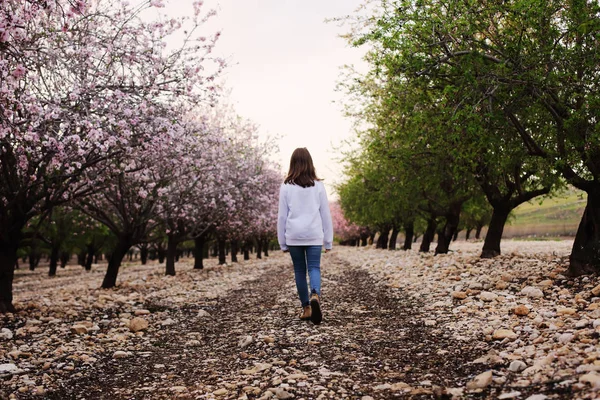 Güzellik Genç Kız Gündüz Kırsal Çiçeği Park Yürüyüş Arkadan Görünüm — Stok fotoğraf