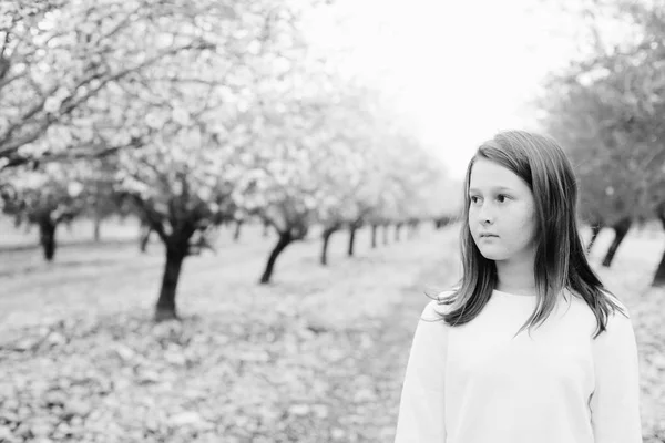 Bellezza Giovanissima Ragazza Walking Rural Blossom Park Daytime — Foto Stock