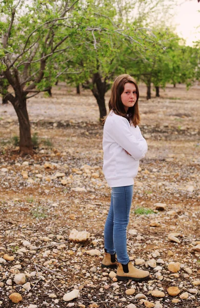 Bellezza Giovanissima Ragazza Walking Rural Blossom Park Daytime — Foto Stock