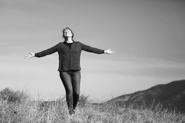 Portrait Beautiful Middle Aged Woman Walking Autumn Mountains Daytime — Stock Photo, Image