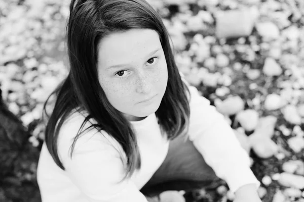 Portret Zbliżenie Teen Dziewczyna Chodzenie Wiejskich Kwiat Park Ciągu Dnia — Zdjęcie stockowe