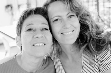 mutlu olgun kadın, siyah beyaz portre 