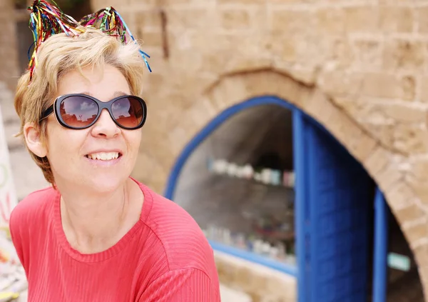 Retrato Mulher Madura Sorrindo Usando Óculos Sol Gostando Viajar — Fotografia de Stock