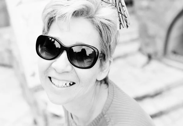 Portrait Smiling Mature Woman Wearing Sunglasses Enjoying Traveling Black White — Stock Photo, Image