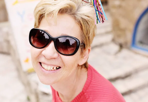 Портрет Усміхненої Зрілої Жінки Сонцезахисних Окулярах Насолоджуючись Подорожами — стокове фото