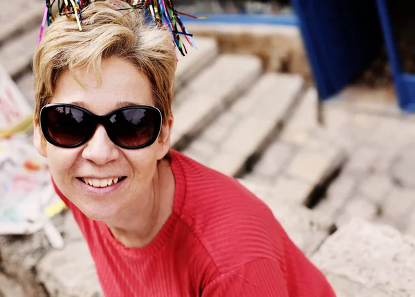 Retrato Mulher Madura Sorrindo Usando Óculos Sol Gostando Viajar — Fotografia de Stock