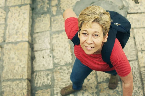 Retrato Mujer Madura Sonriente Disfrutando Viajar Con Mochila — Foto de Stock
