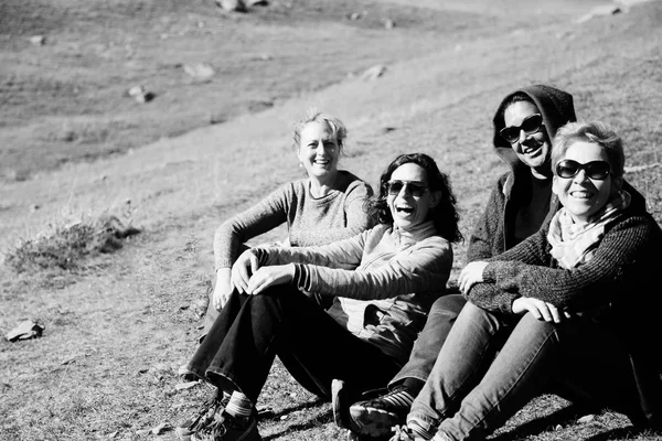 Außenporträt Glücklicher Reifer Frauen Beim Gemeinsamen Wandern — Stockfoto