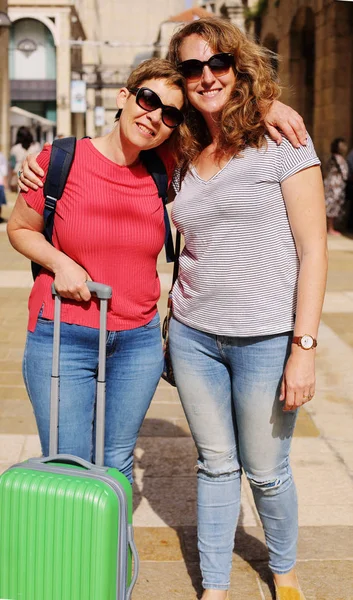 Πορτρέτο Του Happy Ώριμες Γυναίκες Ποζάρουν Αποσκευές Στο Ηλιόλουστο Δρόμο — Φωτογραφία Αρχείου