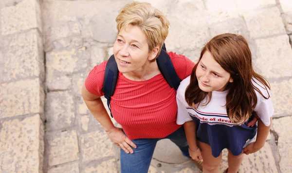 Portrait Femme Mûre Souriante Appréciant Voyager Avec Fille — Photo