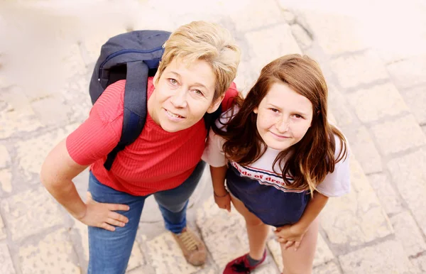 Retrato Mulher Madura Sorrindo Gostando Viajar Com Sua Filha — Fotografia de Stock