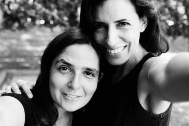 iki olgun kız açık, siyah ve beyaz gülümseyen portresi 