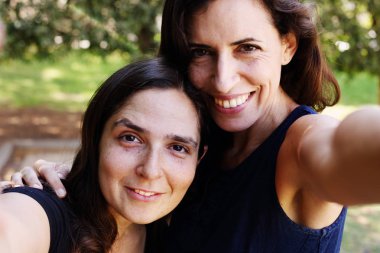 iki olgun kız açık gülümseyen portresi