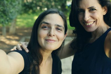 iki olgun kız açık gülümseyen portresi