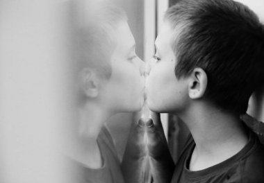 yağmur, siyah-beyaz görünümlü şirin on yaşında otistik çocuk 