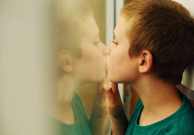 şirin on yaşında otistik çocuk yağmur arıyorsunuz