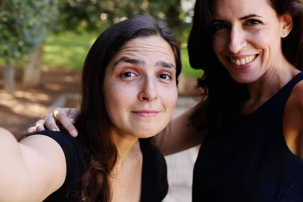Két Mosolygó Érett Nővérek Szabadtéri Portré — Stock Fotó