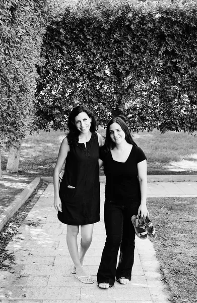 Retrato Duas Irmãs Maduras Felizes Rindo Parque Verão Preto Branco — Fotografia de Stock