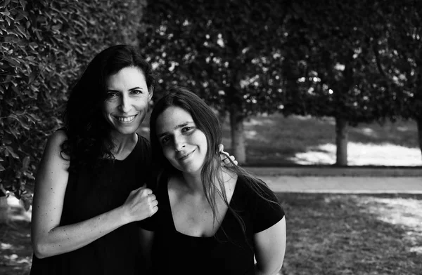 Retrato Duas Irmãs Maduras Felizes Rindo Parque Verão Preto Branco — Fotografia de Stock