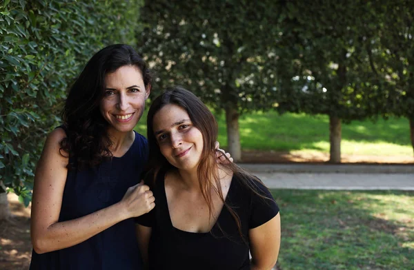 Portret Van Twee Gelukkige Rijpe Zussen Poseren Zomer Park — Stockfoto