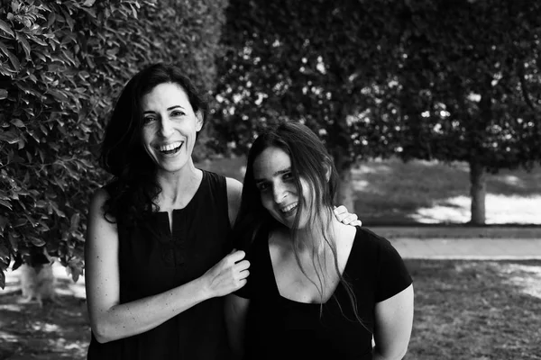 Porträt Zweier Glücklicher Reifer Schwestern Die Sommerpark Lachen Schwarz Weiß — Stockfoto