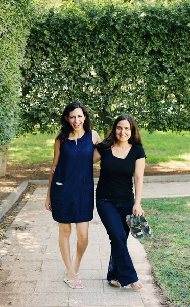 Porträt Zweier Glücklicher Reifer Schwestern Die Sommerpark Posieren — Stockfoto