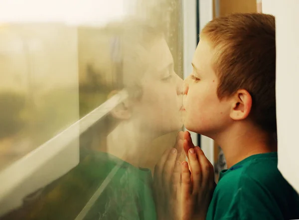 雨を見てかわいい 歳の自閉症の少年 — ストック写真