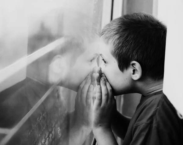 Lindo Niño Autista Diez Años Edad Mirando Lluvia Blanco Negro —  Fotos de Stock