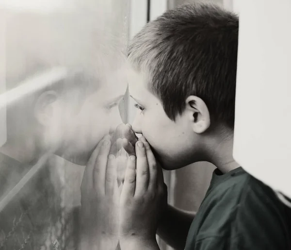 Lindo Niño Autista Diez Años Edad Mirando Lluvia Blanco Negro — Foto de Stock