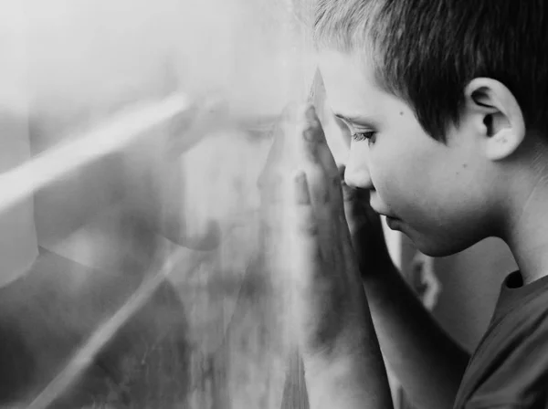 Lindo Niño Autista Diez Años Edad Mirando Lluvia Blanco Negro — Foto de Stock