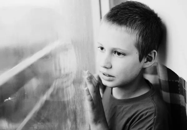 Bonito Dez Anos Velho Autista Menino Olhando Para Chuva Preto — Fotografia de Stock