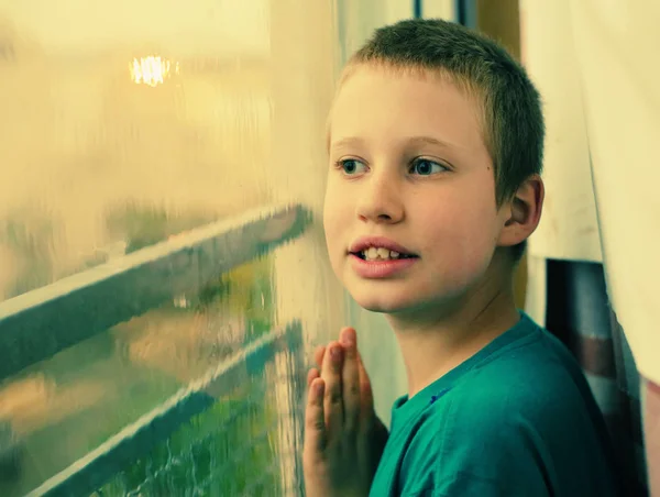 Lindo Diez Años Viejo Autista Chico Mirando Lluvia —  Fotos de Stock