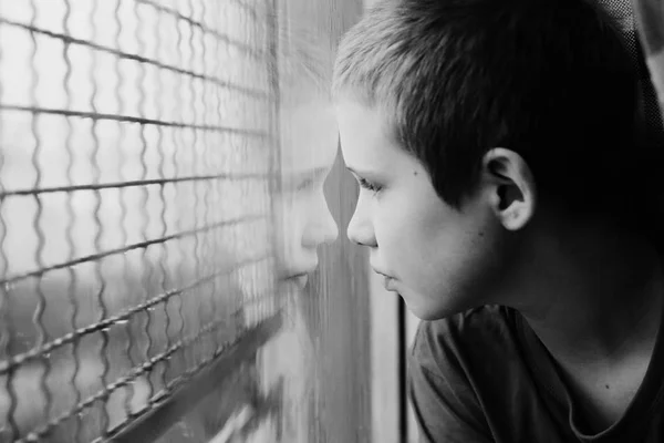 Lindo Niño Autista Diez Años Edad Mirando Lluvia Blanco Negro — Foto de Stock