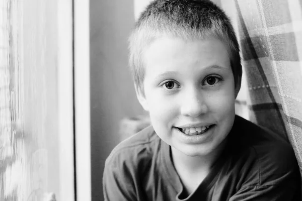 Ładny Dziesięć Lat Autystyczny Chłopiec Uśmiecha Się Patrząc Kamery Czarno — Zdjęcie stockowe