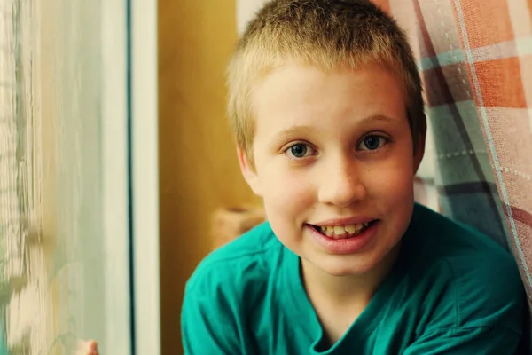 Lindo Diez Años Edad Autista Niño Sonriendo Mirando Cámara — Foto de Stock