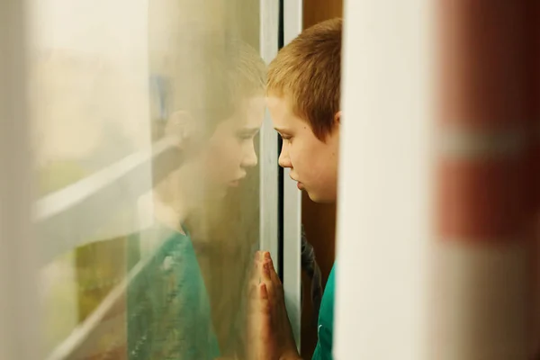 Carino Dieci Anni Autistico Ragazzo Guardando Pioggia — Foto Stock