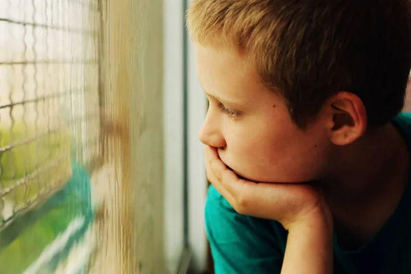 Милый Летний Мальчик Аутизмом Смотрит Дождь — стоковое фото