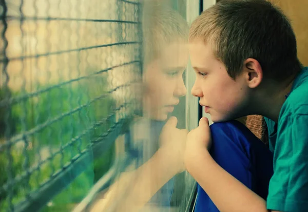 Schattig Tien Jaar Oude Autistische Jongen Kijken Naar Regen — Stockfoto