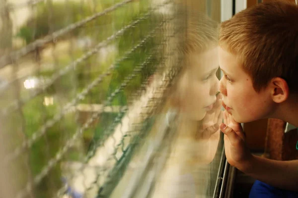 Милый Летний Мальчик Аутизмом Смотрит Дождь — стоковое фото
