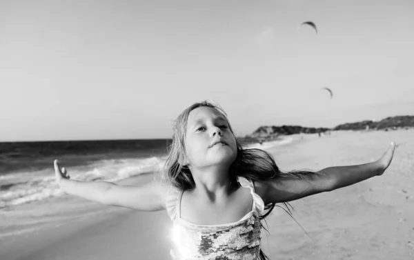 Adorable petite fille souriante heureuse en vacances à la plage — Photo